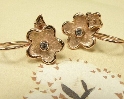 Roodgouden Bloemen oorbellen met diamant. Rose gold flower earrings with diamonds. Uit het Oogst goudsmid atelier. Made in the Oogst goldsmith studio.