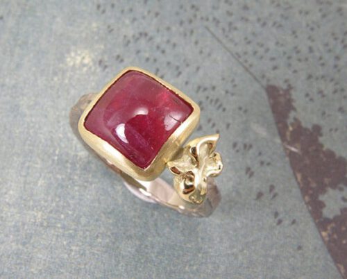 White gold ring 'Swell' with cabochon cut pink tourmaline and a yellow dove. Statement gemstone ring by Oogst Amsterdam