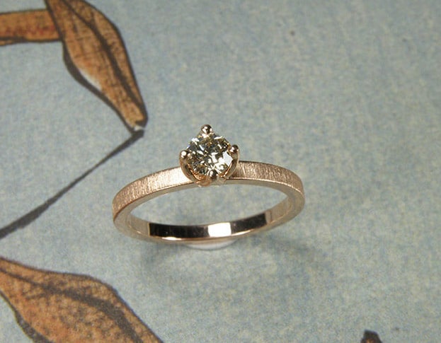 Verlovingsring 'Fluweel'. Roodgouden ring met bruime diamant. Engagement ring 'Velvet'. Rose golden ring with brown diamond. Uit het Oogst atelier Amsterdam.