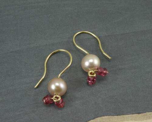 Yellow golden earrings with akoya pearls and little pink tourmalines. Oogst goldsmith Amsterdam.