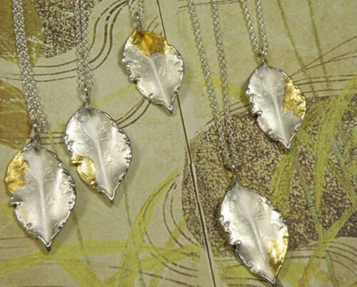 Zilveren 'Blaadje'hangers met bladgoud. Bruidssieraad. Maatwerk uit het Oogst atelier. Silver pendants 'Leaf' made with gold leaf. Bridal jewellery. Made by Oogst Amsterdam