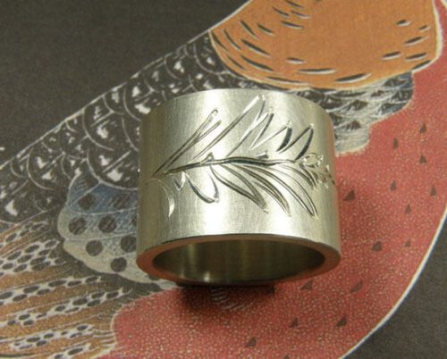 zilveren ring 'Lineair' met hand engraved leaf motive. Oogst goudsmeden Amsterdam. bladermotief handgravure. Silver ring 'Lineair' with