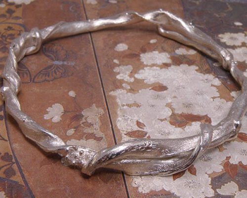 Zilveren armband van vervlochten takken. Silver bracelet of intertwined branches. Uit het Oogst atelier Amsterdam.