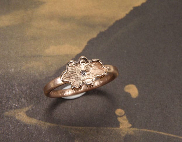 Roodgouden ring Eik met diamant. Rose gold ring Oak. Uit het Oogst goudsmid atelier. Made in the Oogst goldsmith studio.