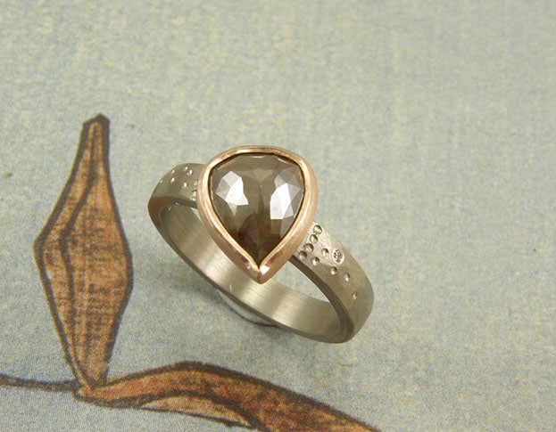 Witgouden ring ‘Ritme’ met roosgeslepen druppel natural diamant in roodgoud gevat. Oogst goudsmid Amsterdam