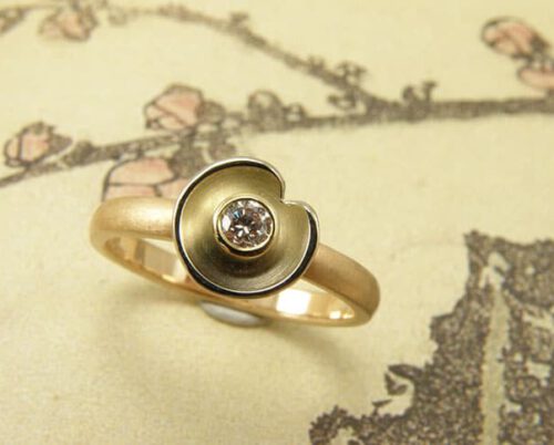 Roségouden ring met witgouden waterlelie en lichtroze diamant. Rose golden ring with white golden waterlily and light pink diamond. Uit het Oogst atelier Amsterdam.