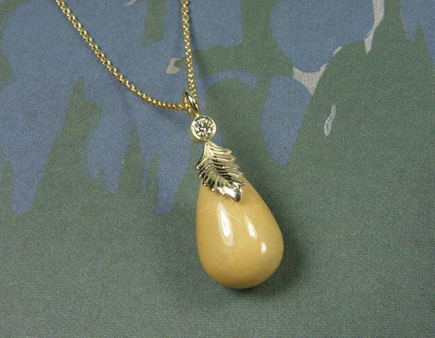 Geelgouden blaadjes hanger met mokaiet pampel en diamant. Yellow golden leaf pendant with mokaiet and diamond. Uit het Oogst atelier Amsterdam.