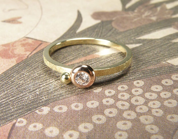 Geelgouden ring met bolle zetting en diamant. Yellow golden ring with diamond. Oogst goudsmeden Amsterdam.