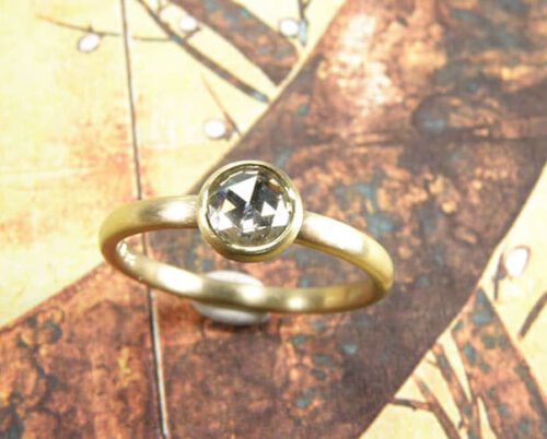 Verlovingsring 'Eenvoud'. Geelgouden ring met diamant. Engagement ring 'Simplicity'. Yellow golden ring with diamond. Uit het Oogst atelier Amsterdam.
