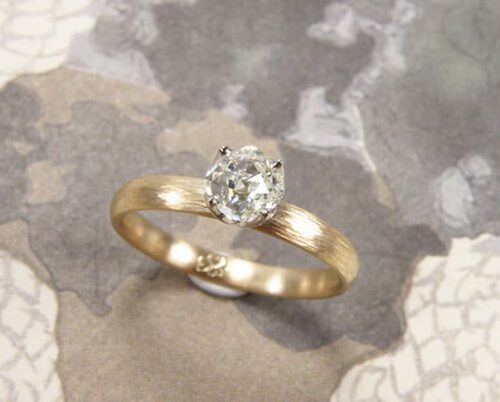 Verlovingsring 'Ritme'. Roségouden ring met spitse hamerslag en een diamant. Engagement ring 'Rhythm'. Rose golden ring with hammering and a diamond. Oogst goudsmeden Amsterdam.