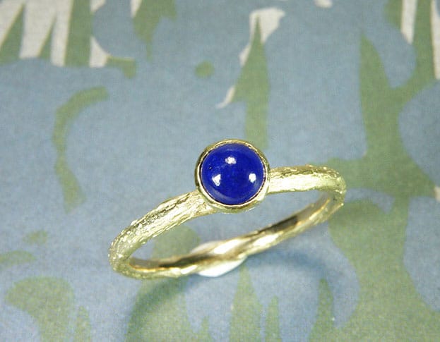 Verlovingsring 'boomgaard'. Geelgouden takje ring met een lapis lazuli. Engagement ring 'Orchard'. Yellow golden twig ring with a lapis lazuli. Oogst goudsmeden Amsterdam.