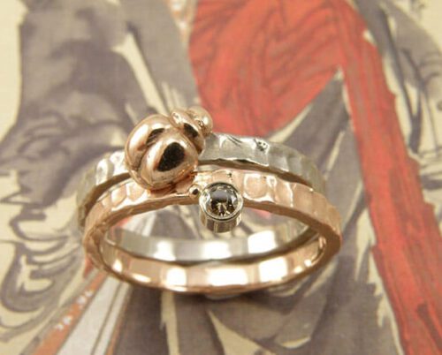Aanschuifringen roodgoud Deining met natuurlijk bruine diamant . Witgouden aanschuifring met roodgouden kevertje. Stack ring white gold with rose gold ladybug. Rose gold with brown diamond. Oogst goudsmid Amsterdam