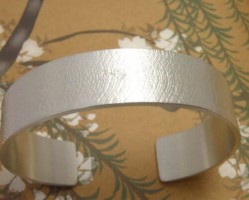 Armband zilver met linnen structuur. Gedenksieraad. Silver bracelet with Linen texture. Commemorative jewel. Oogst goudsmid Amsterdam