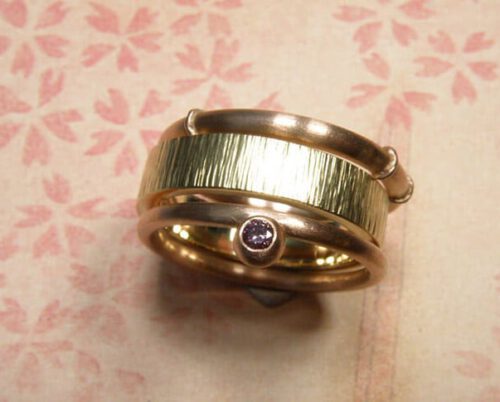 Bamboe ring, Ritme ring en Bes ring met paarse diamant. Aanschuifringen van Oogst Goudsmeden in Amsterdam
