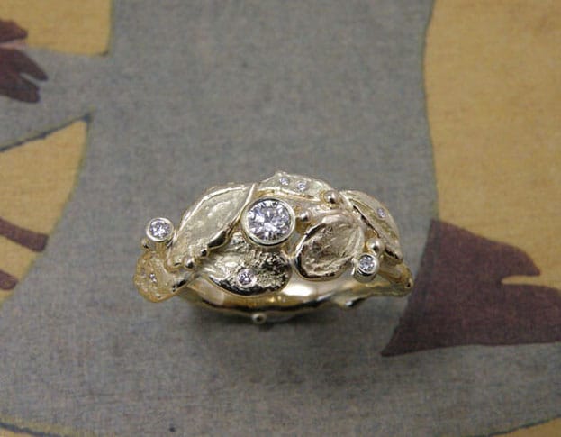 Ring 'Boomgaard' blaadjes ring uit oud goud vervaardigd met 0,17 crt, 0,02 crt, 0,01 crt en 6 x 0,005 crt diamant. Ring ‘Orchard’ leaf ring made from heirloom gold with 0,17 crt, 0,02 crt, 0,01 crt and 6x 0,005 crt diamonds. Oogst goudsmeden Amsterdam.