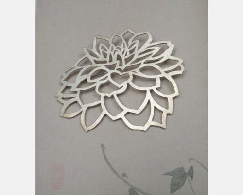 Silver brooch 'In bloom'. Standout pin of a Dahlia flower. Design by Oogst studio in Amsterdam.