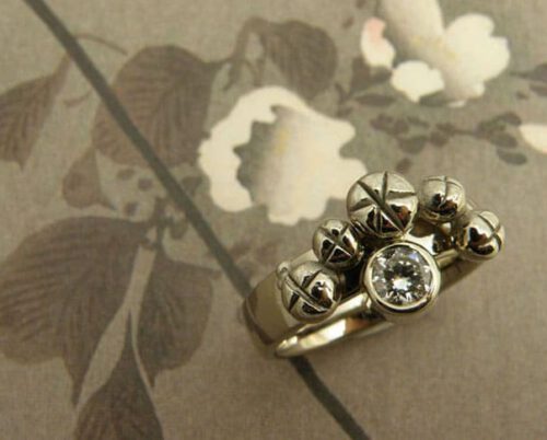 Verlovingsring 'Bessen'. Witgouden besjes ring met diamant. Engagement ring 'Berries'. White golden berries ring with diamond. Uit het Oogst atelier Amsterdam.