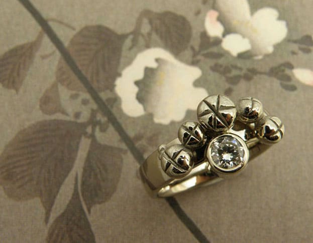 Verlovingsring 'Bessen'. Witgouden besjes ring met diamant. Engagement ring 'Berries'. White golden berries ring with diamond. Uit het Oogst atelier Amsterdam.