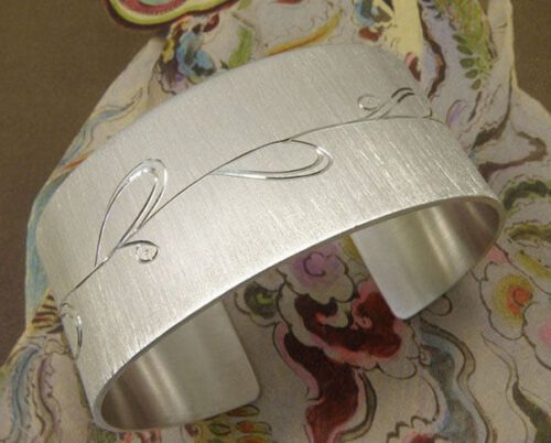 Zilveren klemarmband met druppel blad handgravure. Silver cuff with hand engraved dropshape leafs. Oogst goudsmeden Amsterdam.