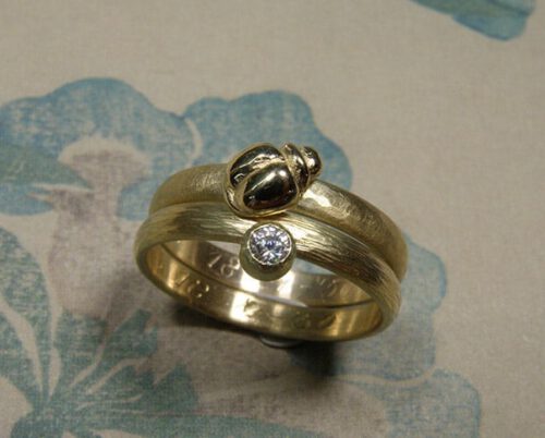 Geerfde ringen getransformeerd met hamerslag, torretje en steen van oma. Stack rings created from grandparents wedding rings. Oogst goudsmid Amsterdam