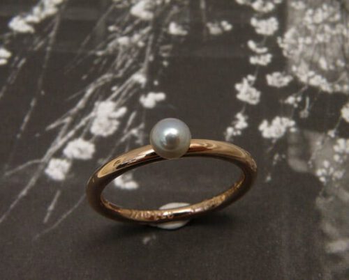 Geboortecadeau roodgouden ring met parel. Push present. Rose gold ring with a pearl. Oogst Amsterdam