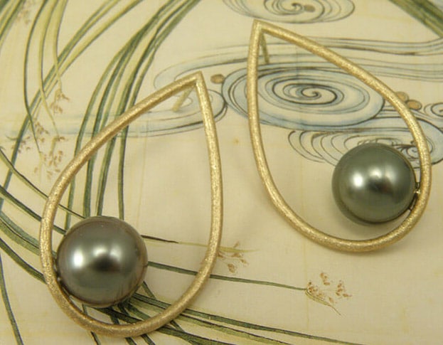 Roségouden druppel oorstekers met Tahiti Zuidzeeparels. Rose golden dropshape earrings with Tahiti pearls. Uit het Oogst atelier Amsterdam.