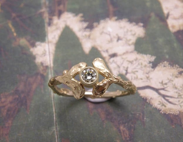 Geelgouden ring met 4 blaadjes en een diamant. Yellow golden ring with 4 leafs and a diamond. Uit het Oogst atelier Amsterdam.