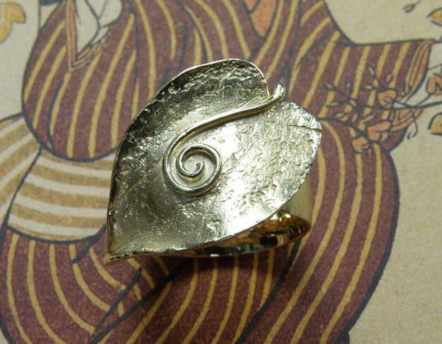 Ring 'Blad' ring met blad en gekrulde nerf van eigen goud vervaardigd. Ring ‘Leaf’ ring with leaf made of heirloom gold. Oogst goudsmeden Amsterdam.