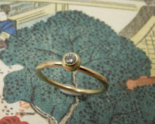 Verlovingsring 'Bessen'. Geelgouden fijne ring met bol en diamant. Engagement ring 'Berries'. Delicate yellow golden ring with a sphere and a diamond. Oogst goudsmeden Amsterdam.