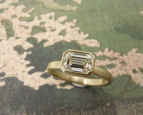 Geelgouden verlovingsring met emerald geslepen diamant. Yellow gold engagement ring with emerald cut diamond. Custom design by Oogst Amsterdam Goudsmid Oogst