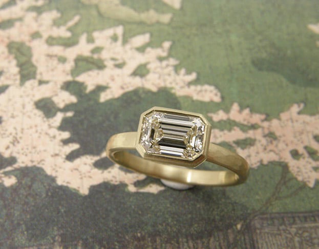 Geelgouden verlovingsring met emerald geslepen diamant. Yellow gold engagement ring with emerald cut diamond. Custom design by Oogst Amsterdam Goudsmid Oogst