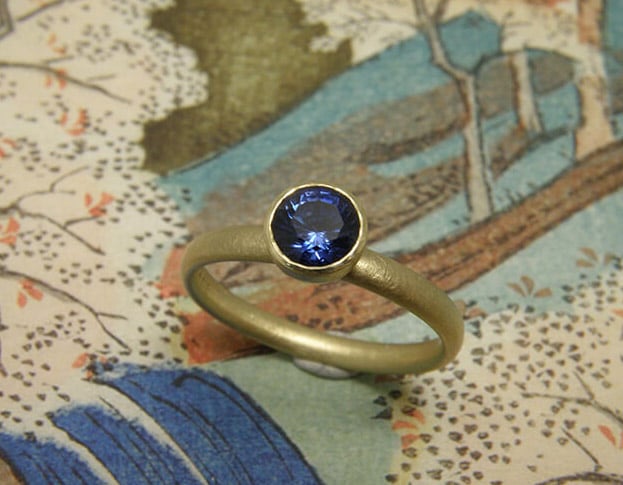 Blog over Saffier. Verlovingsring 'Eenvoud'. Geelgouden ring met saffier. Engagement ring 'Simplicity'. Yellow golden ring with sapphire. Uit het Oogst atelier Amsterdam.
