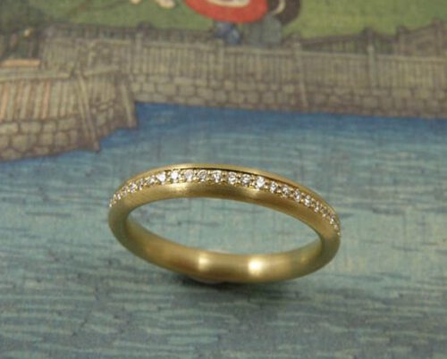 Roségouden ring ‘Eenvoud’ met Cape kleurige, briljant geslepen diamant, rondom Pavé gezet.
