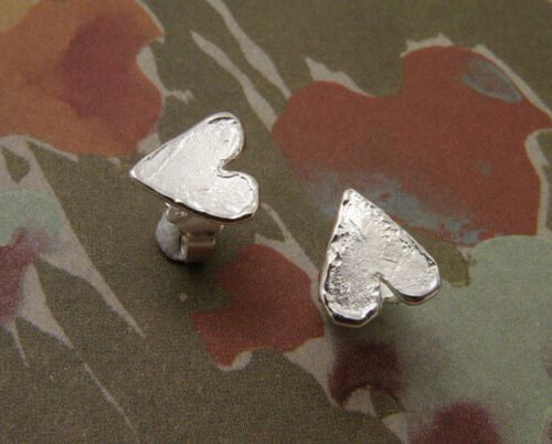 Silver heart ear studs. Oogst goldsmith in Amsterdam.