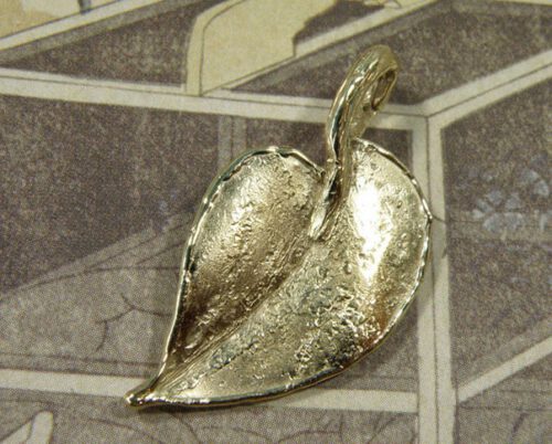 Hanger 'Blad' van eigen goud vervaardigd iepenblad. Pendant ‘Leaf’ elm leaf made of heirloom gold. Uit het Oogst atelier Amsterdam.