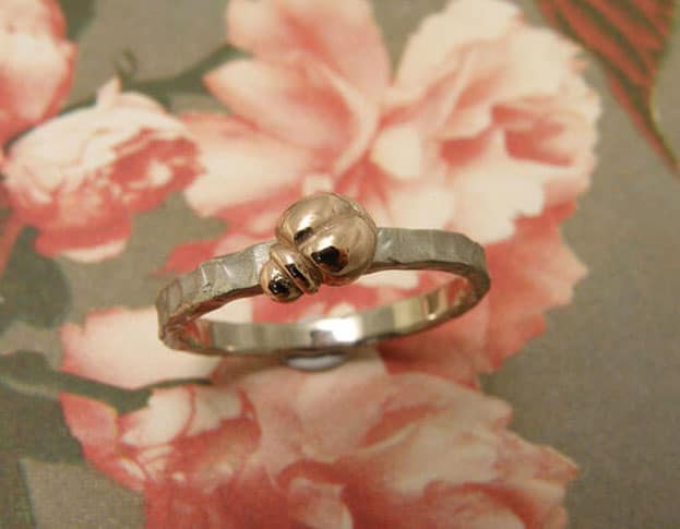 witgouden ring 'Insecten' met roodgouden kevertje. White golden ring 'Insects' with rose golden bug. Oogst goudsmeden Amsterdam.