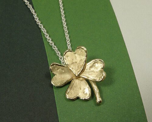 Klavertje-vier hanger vervaardigd van eigen oud goud. Four leaf clover pendant created from own heirloom gold. Oogst goudsmid Amsterdam