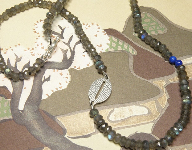 Labradoriet collier met lapis lazuli en zilveren element. Geboortesieraad. Labradorite necklace with lapis lazuli and silver accent. Birth gift. Oogst goudsmid Amsterdam