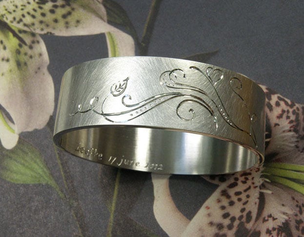 Zilveren armband met handgravure. Geboortesieraad. Silver bracelet with hand engraving. Birth gift. Push present. Oogst sieraden Amsterdam