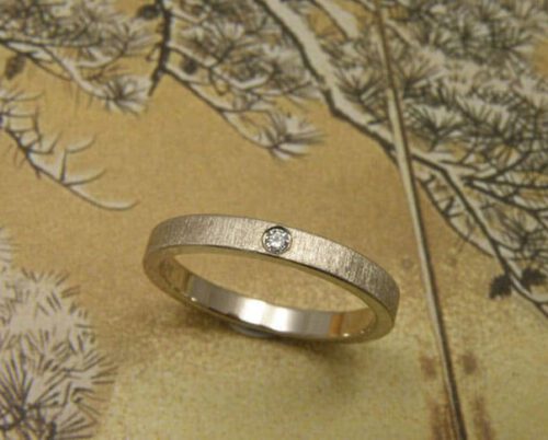 Verlovingsring 'Fluweel'. Witgouden ring streepjesmat met diamant. engagement ring 'Velvet'. White golden ring with diamond. Oogst goudsmeden Amsterdam.