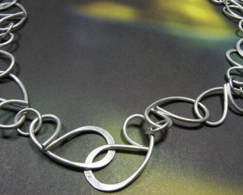 Zilveren schakel ketting Strik. Silver necklace Bow. Uit het Oogst goudsmid atelier. Made in the Oogst goldsmith studio.