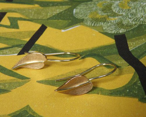Oorsieraden 'Blaadjes' vervaardigd uit eigen goud blaadjes met nerf en krul. Earrings ‘Leafs’ made of heirloom gold. Oogst goudsmeden Amsterdam.