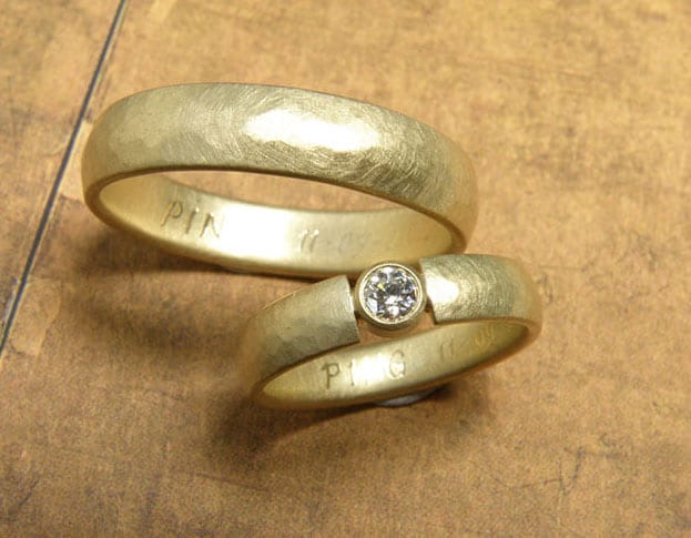 Wedding rings cushion hammering, yellow gold with diamond. Design Oogst goldsmith Amsterdam