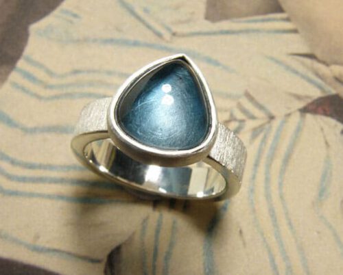 Zilveren ring met druppelvormige topaas. Silver ring with drop shaped topaz. Oogst goudsmid Amsterdam