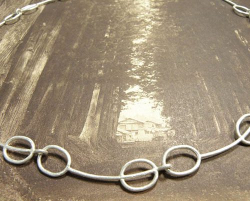 Zilveren collier Koffieboon. Silver necklace Coffeebean. Uit het Oogst goudsmid atelier. Made in the Oogst goldsmith studio.