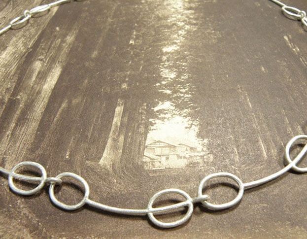Zilveren collier Koffieboon. Silver necklace Coffeebean. Uit het Oogst goudsmid atelier. Made in the Oogst goldsmith studio.