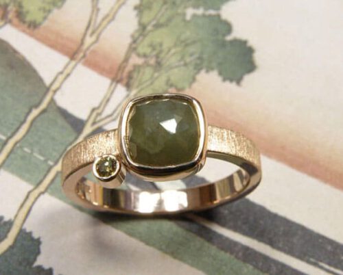 Roodgouden ring met olijf en groene diamant. Baargoud. Rose gold ring with an olive and a deep green diamond. Push present. Oogst goudsmid