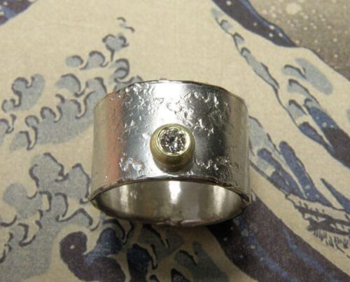 Zilveren stoere structuur ring met geelgouden boleet en diamant. Silver sturdy textured ring with a diamond in a yellow gold setting. Oogst Amsterdam. Ontwerp & Creatie