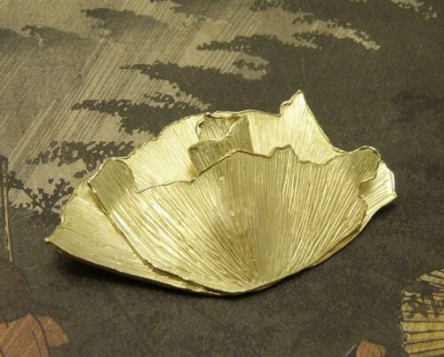 'In bloei' speld van eigen goud. 'In bloom' pin made from heirloom gold. Uit het Oogst atelier Amsterdam.