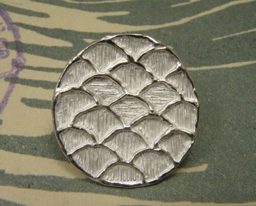 Zilveren wasstructuur speld met Japans golf patroon. Silver wax structure pin with Japanese wave pattern. Oogst goudsmeden Amsterdam.
